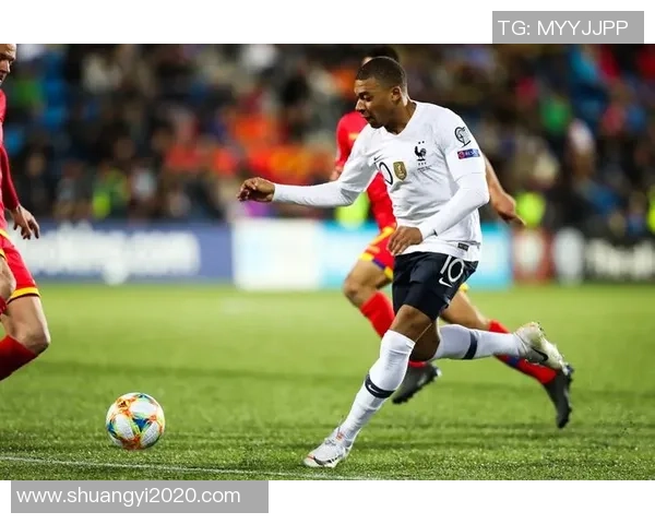 深圳足球队在杯赛积分榜上以54分稳居第一名表现出色