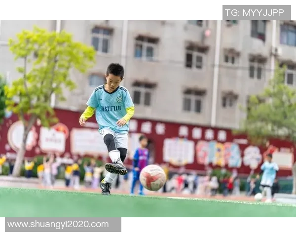 从默默无闻到闪耀绿茵场足球明星成名前的心路历程与采访揭秘